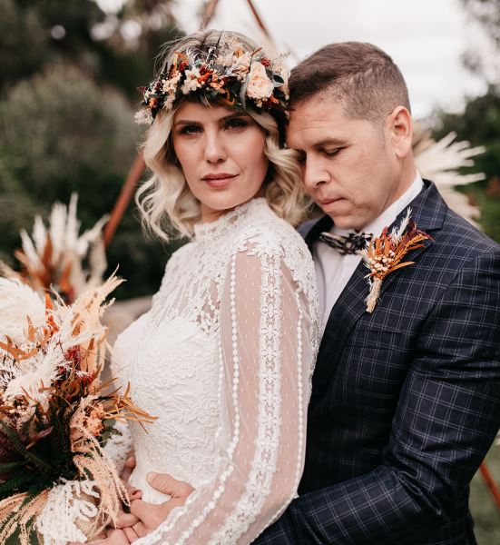 pareja de novios con ramo de flores preservado
