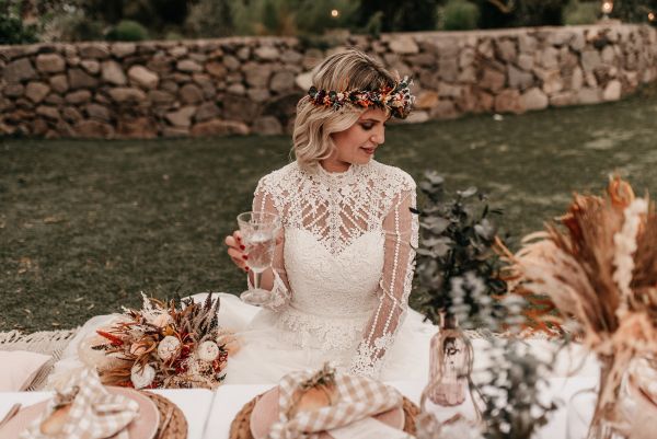 novia sentada posando con ramo de flores