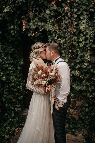 pareja de novios besandose